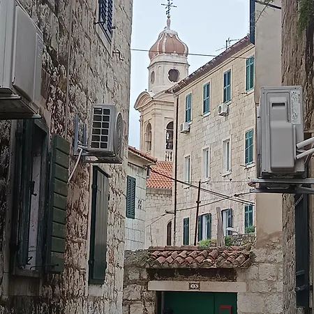 Centre - Located In The Historic Varos District